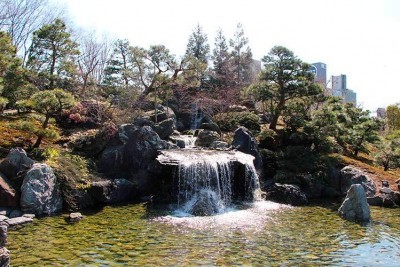富山城址公園の日本庭園の滝